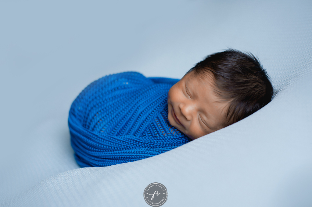 bebe enroladinho sorrindo em ensaio newborn, recem nascido, no nosso estudio em bangu, rio de janeiro