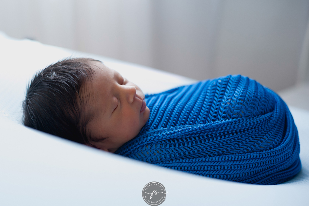 baby enroladinho em ensaio newborn, recem nascido, no nosso estudio em bangu, rio de janeiro