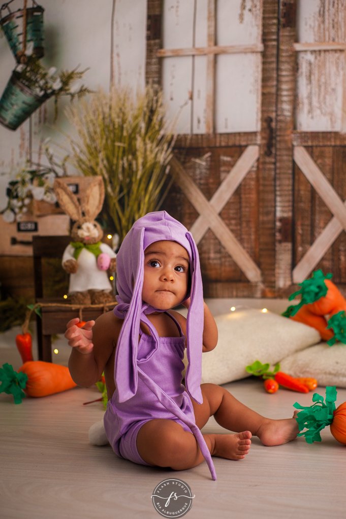 nenem em ensaio de pascoa, com coelhinhos e ovelhinhas, no rio de janeiro, em bangu