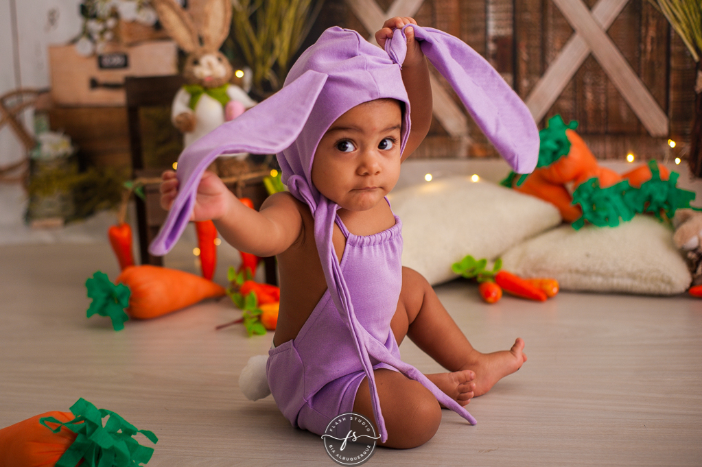 bebezinha de coelha em ensaio de pascoa, com coelhinhos e ovelhinhas, no rio de janeiro, em bangu