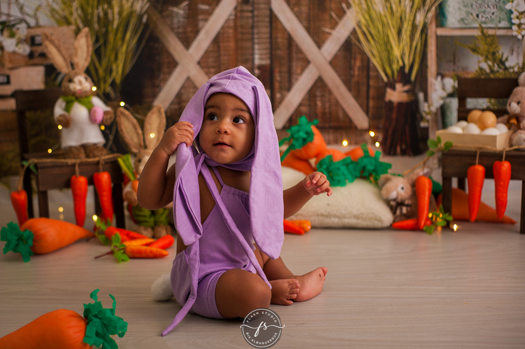 nenem linda em ensaio de pascoa, com coelhinhos e ovelhinhas, no rio de janeiro, em bangu