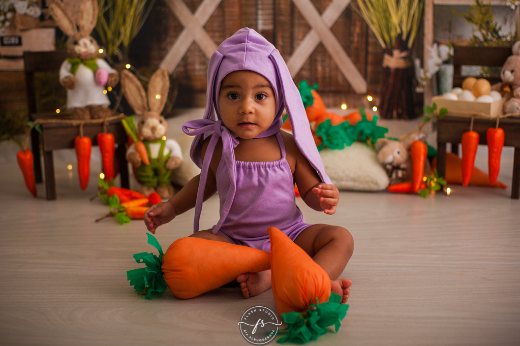 bebe linda de coelho em ensaio de pascoa, com coelhinhos e ovelhinhas, no rio de janeiro, em bangu