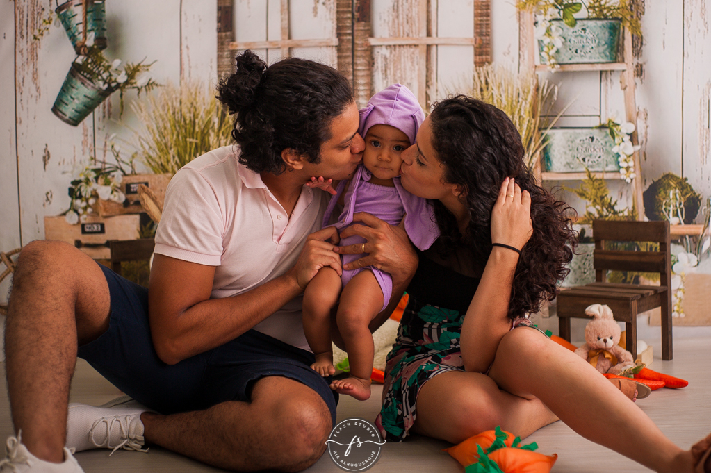 familia em ensaio de pascoa, com coelhinhos e ovelhinhas, no rio de janeiro, em bangu