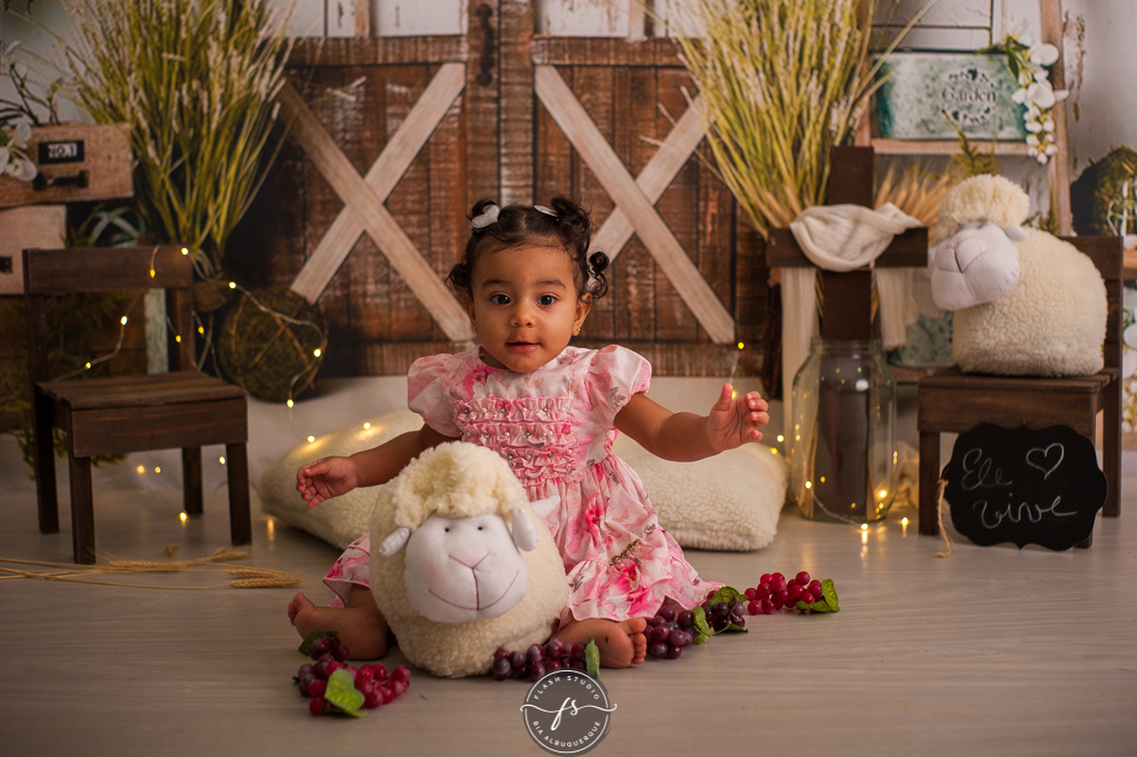 aurora em cenario de ovelha em ensaio de pascoa, com coelhinhos e ovelhinhas, no rio de janeiro, em bangu