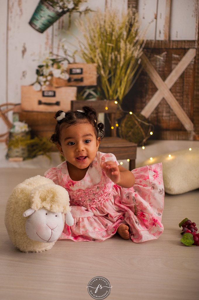 linda em em cenario de ovelha em ensaio de pascoa, com coelhinhos e ovelhinhas, no rio de janeiro, em bangu