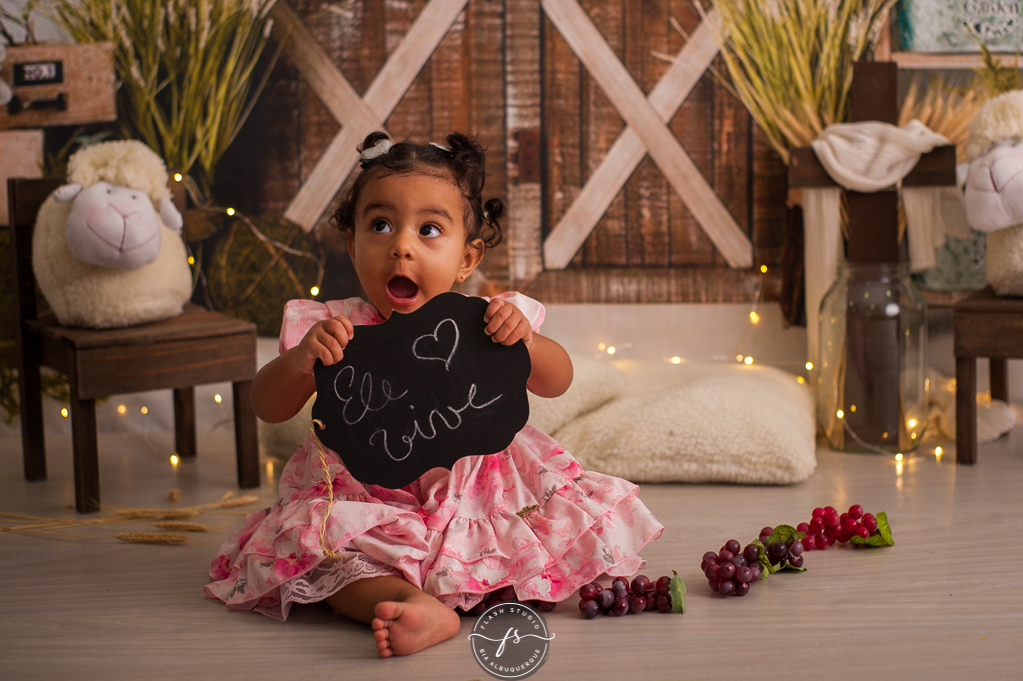 ele vive em cenario de ovelha em ensaio de pascoa, com coelhinhos e ovelhinhas, no rio de janeiro, em bangu