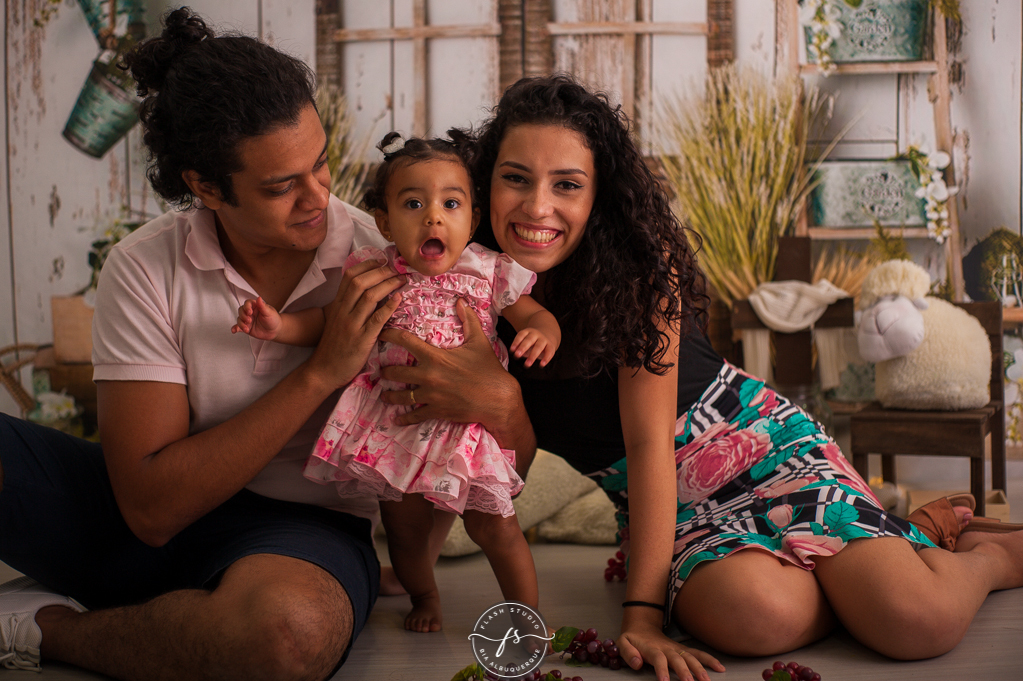 familia em cenario de ovelha em ensaio de pascoa, com coelhinhos e ovelhinhas, no rio de janeiro, em bangu