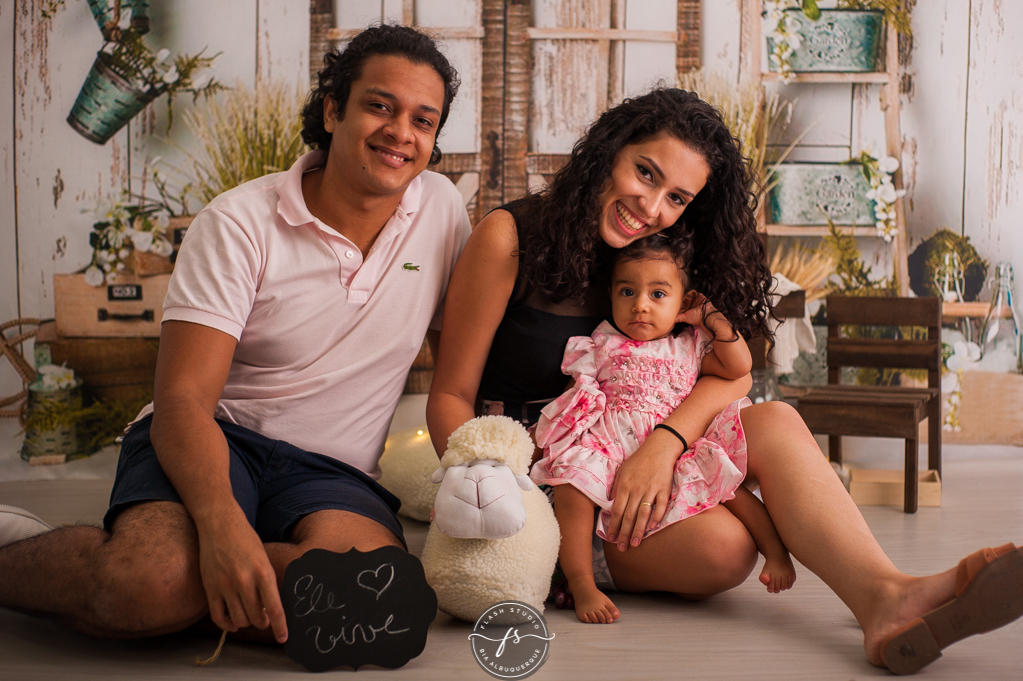 familia linda em cenario de ovelha em ensaio de pascoa, com coelhinhos e ovelhinhas, no rio de janeiro, em bangu