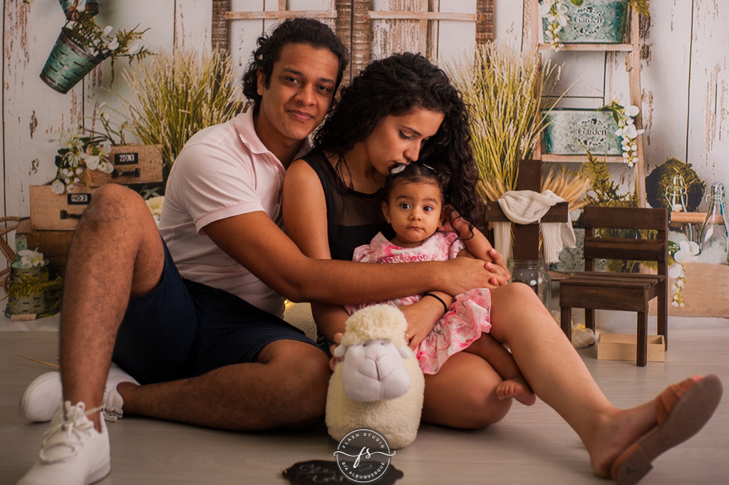 mamae beijando a filha em cenario de ovelha em ensaio de pascoa, com coelhinhos e ovelhinhas, no rio de janeiro, em bangu