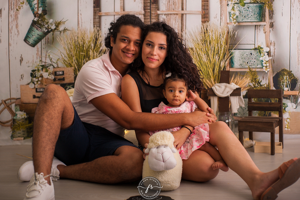 pais em em cenario de ovelha em ensaio de pascoa, com coelhinhos e ovelhinhas, no rio de janeiro, em bangu