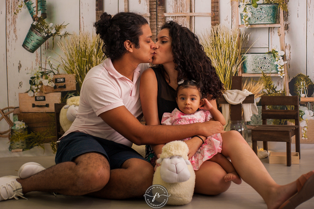 pais se beijando em cenario de ovelha em ensaio de pascoa, com coelhinhos e ovelhinhas, no rio de janeiro, em bangu