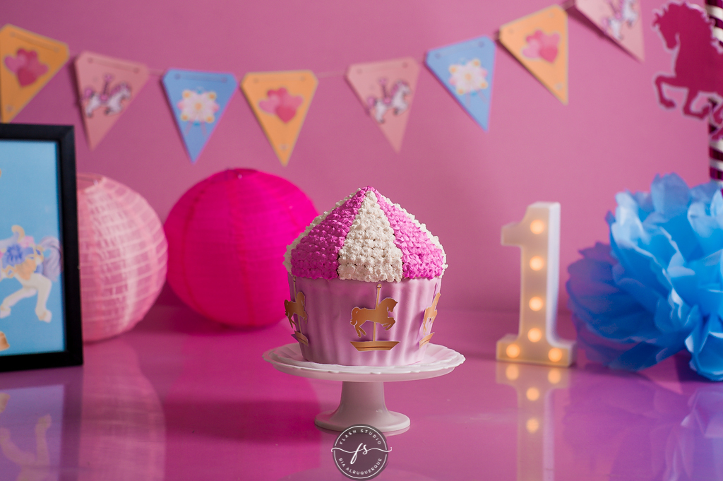 Bolo de smash the cake de carrossel, no rio de janeiro, em bangu