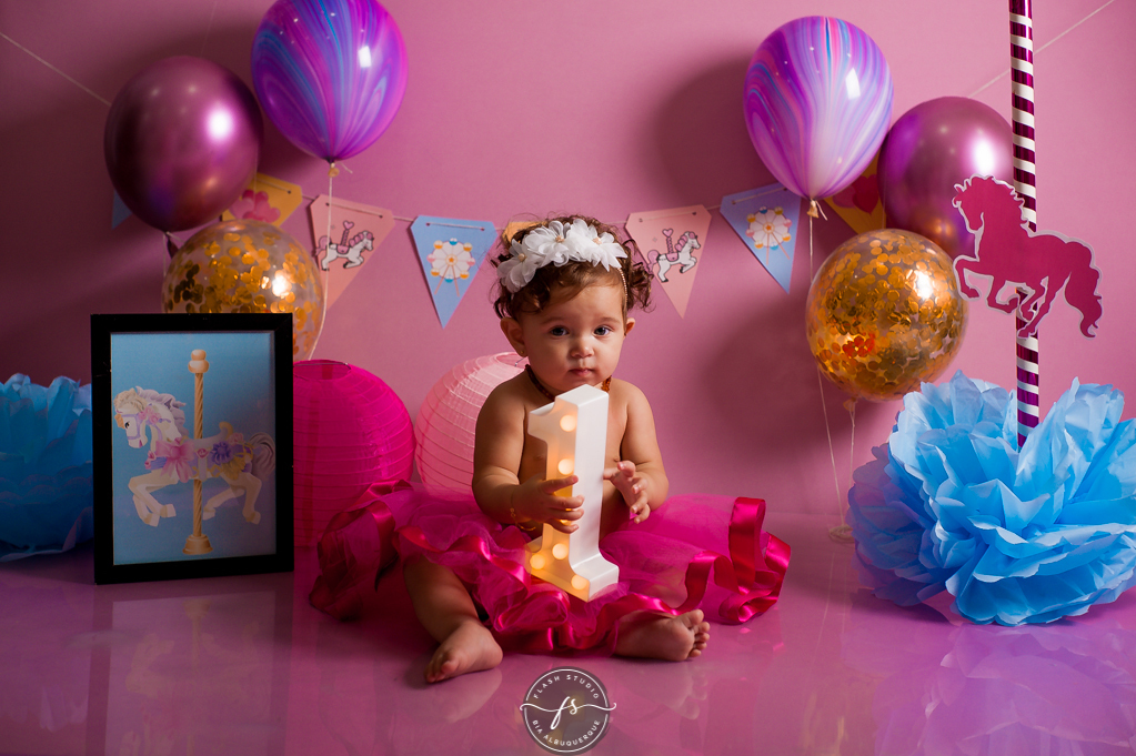 Bebe em smash the cake de carrossel, no rio de janeiro, em bangu