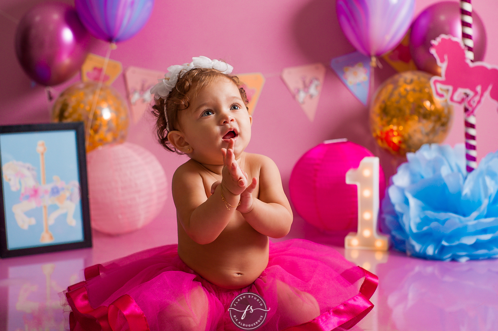  bebe batendo palminhas, smash the cake de carrossel, no rio de janeiro, em bangu
