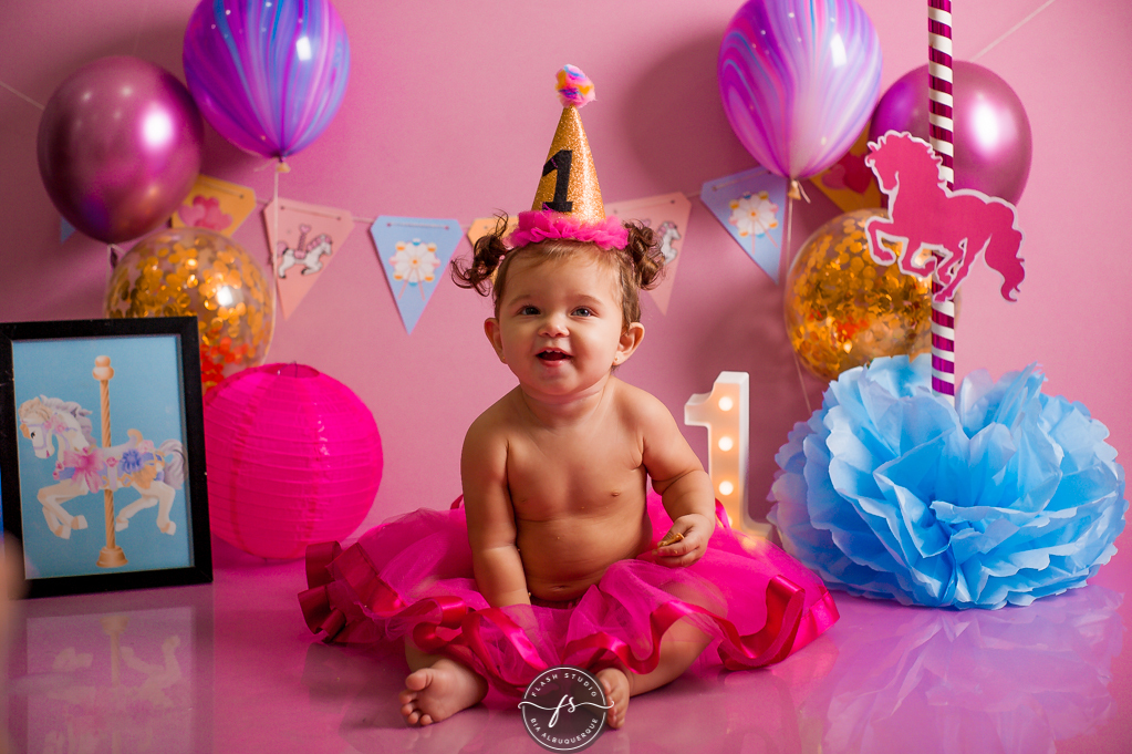 bebe rindo em smash the cake de carrossel, no rio de janeiro, em bangu