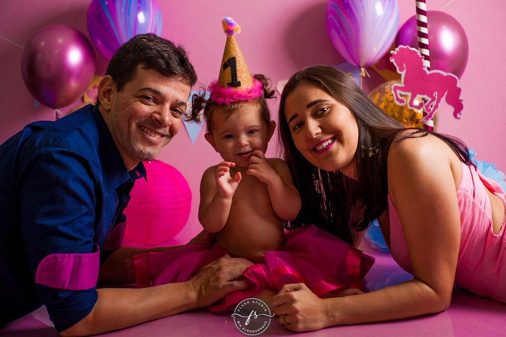 familia em smash the cake de carrossel, no rio de janeiro, em bangu