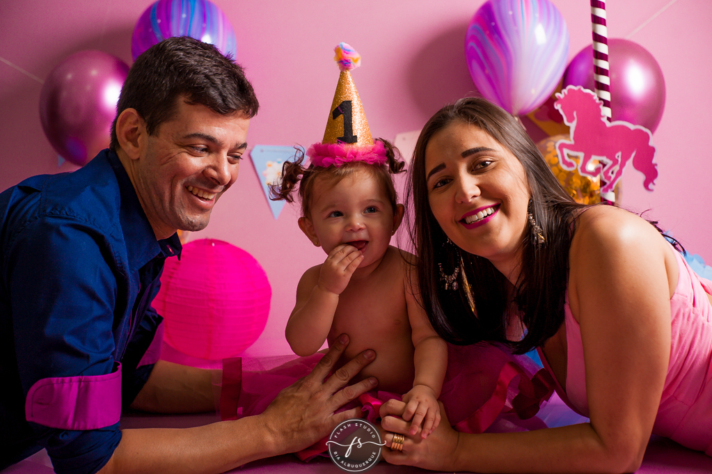 familia 2 em smash the cake de carrossel, no rio de janeiro, em bangu