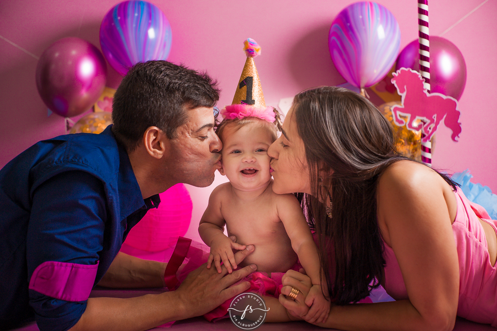 pai e mae beijando bebe em smash the cake de carrossel, no rio de janeiro, em bangu