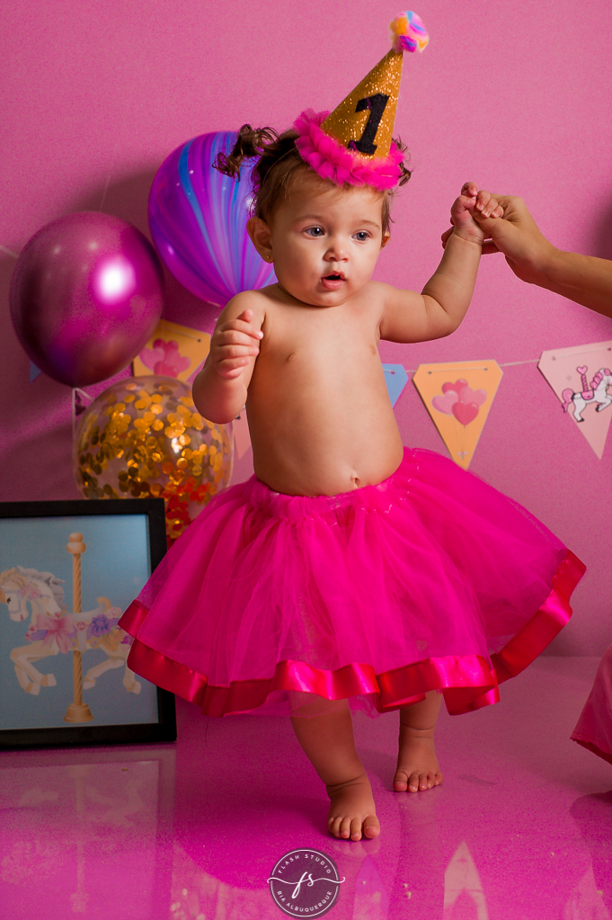 bebe em pé em smash the cake de carrossel, no rio de janeiro, em bangu