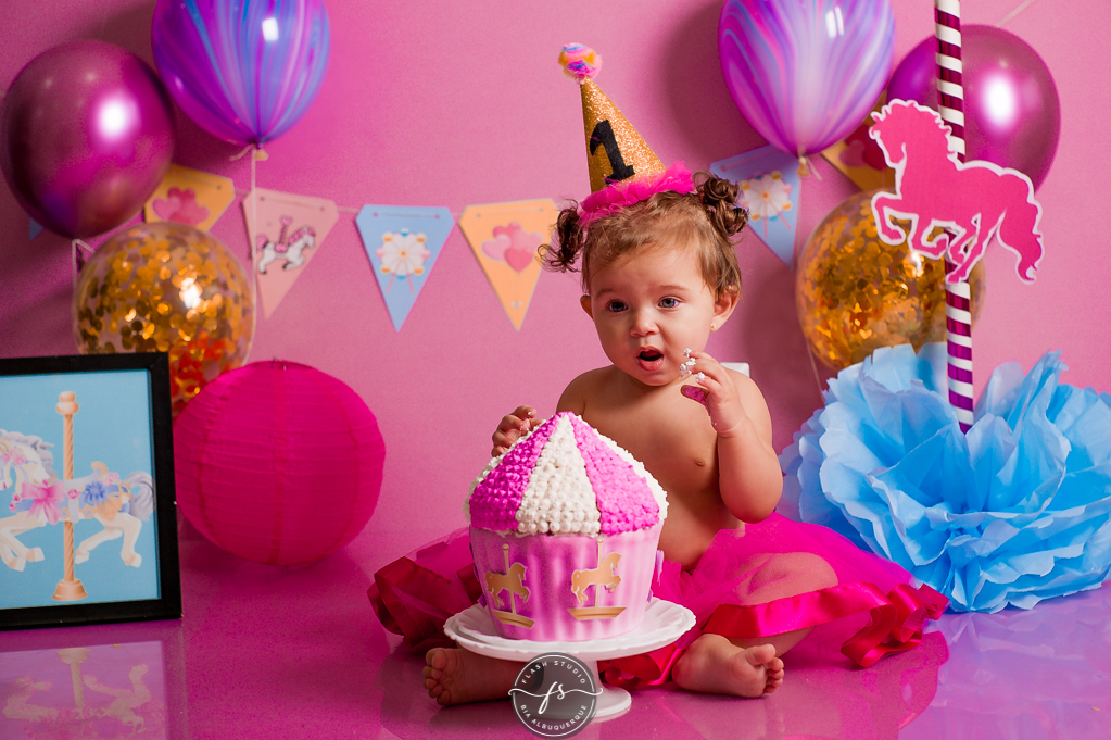 bebe com bolo em  smash the cake de carrossel, no rio de janeiro, em bangu