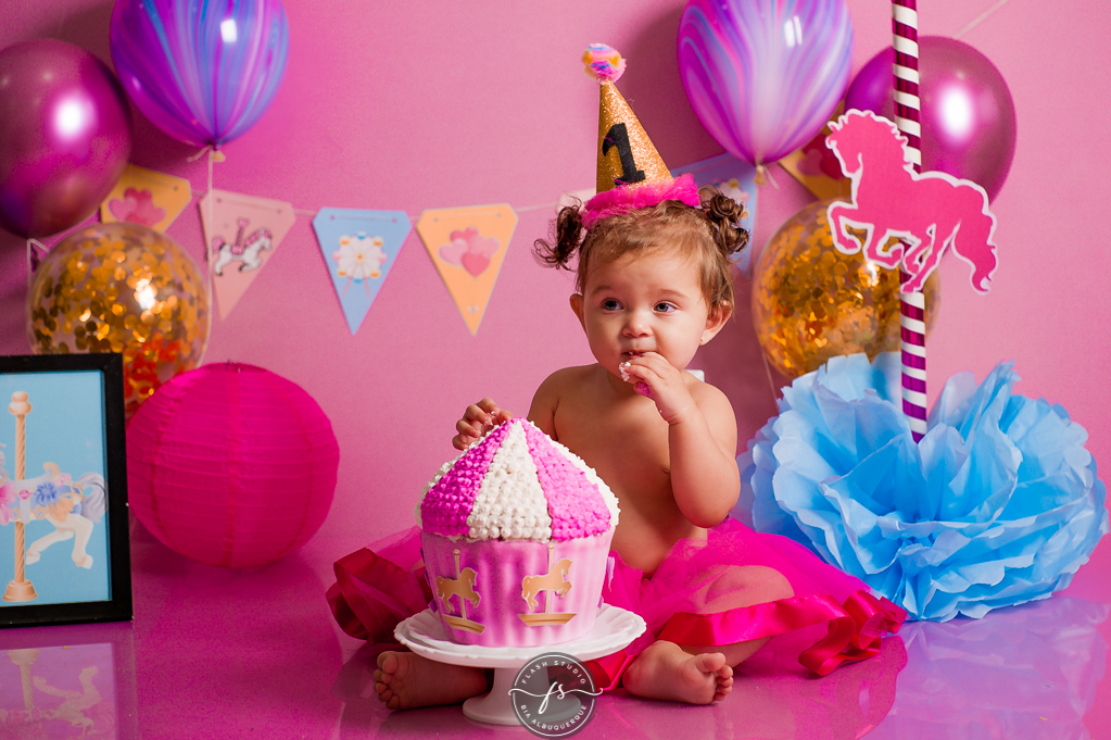 bebe comendo bolo em  smash the cake de carrossel, no rio de janeiro, em bangu