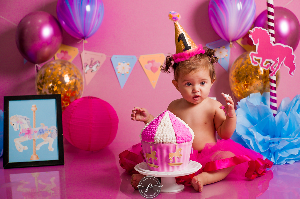 bebe com seu bolo de carrossel em  smash the cake de carrossel, no rio de janeiro, em bangu