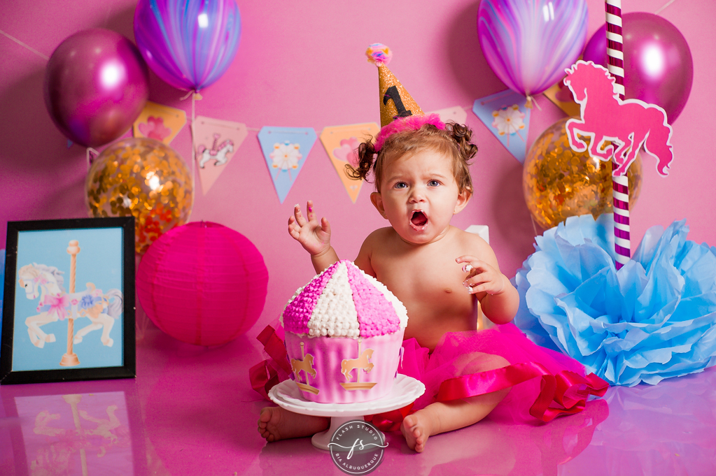 bebe brava em  smash the cake de carrossel, no rio de janeiro, em bangu