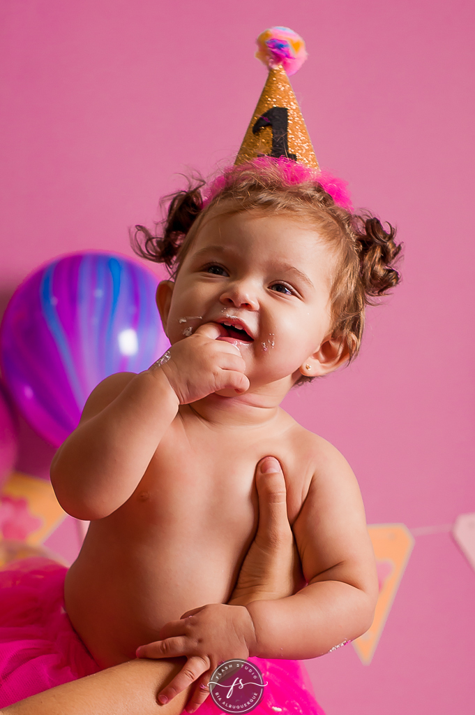 baby rindo em  smash the cake de carrossel, no rio de janeiro, em bangu