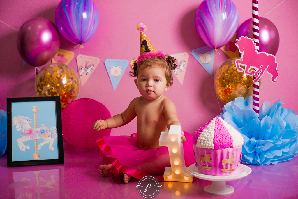 bebe em cake smash/ smash the cake de carrossel, no rio de janeiro, em bangu