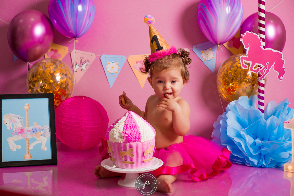 baby em cake smash/ smash the cake de carrossel, no rio de janeiro, em bangu