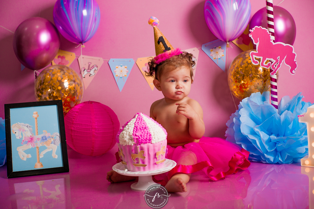 bebe em seu cake smash/ smash the cake de carrossel, no rio de janeiro, em bangu