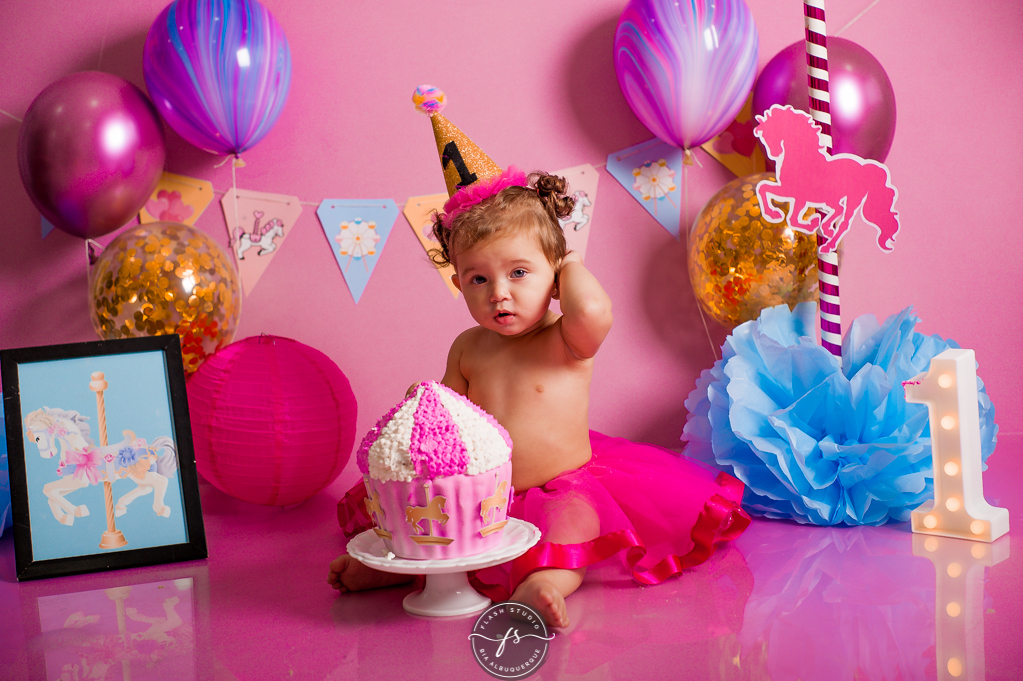 baby com bolo em cake smash/ smash the cake de carrossel, no rio de janeiro, em bangu