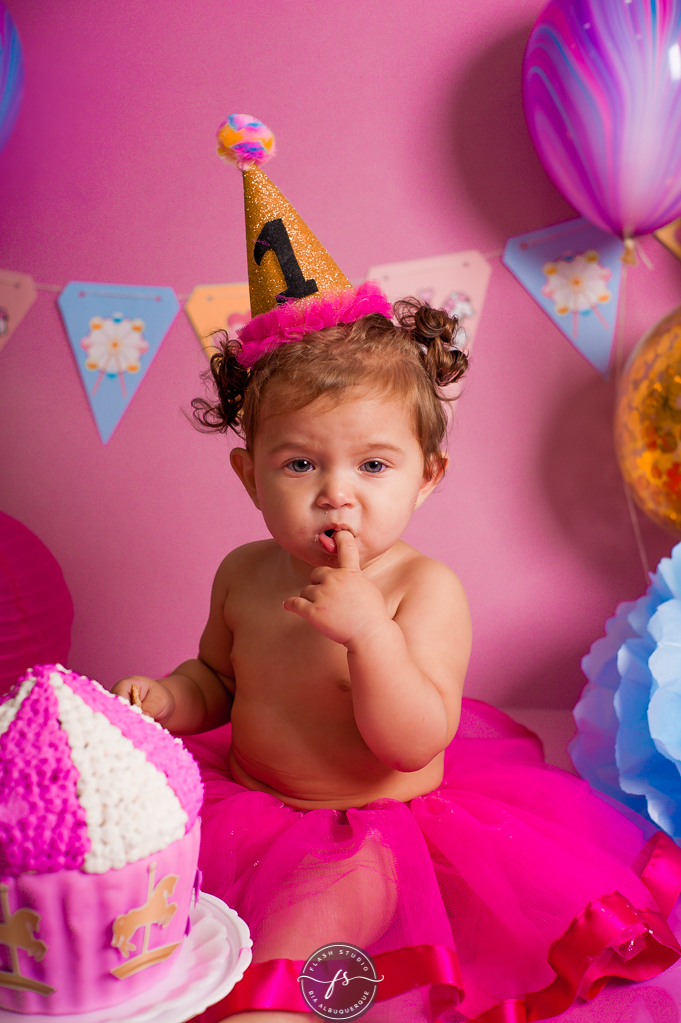 bebezinha em cake smash/ smash the cake de carrossel, no rio de janeiro, em bangu