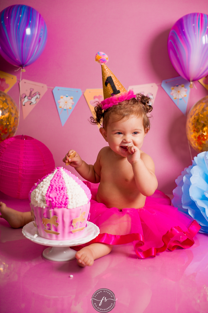 valentina rindo em cake smash/ smash the cake de carrossel, no rio de janeiro, em bangu