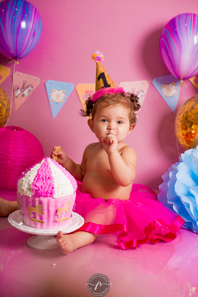 valentina comendo bolo em cake smash/ smash the cake de carrossel, no rio de janeiro, em bangu