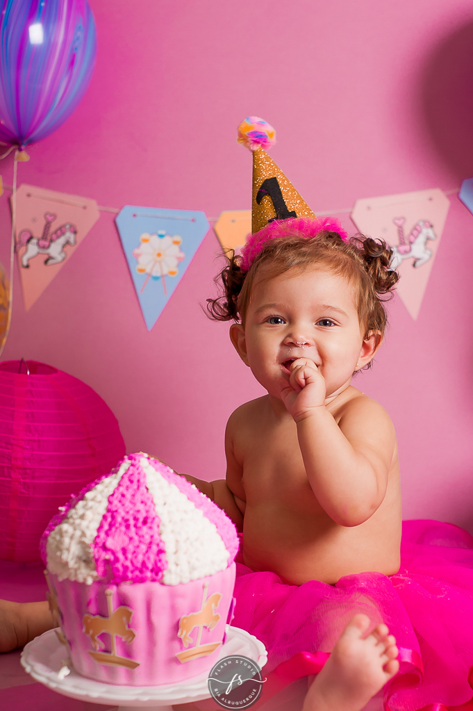 valentina rindo com seu bolo em cake smash/ smash the cake de carrossel, no rio de janeiro, em bangu