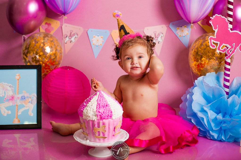 bebezinha em seu cake smash/ smash the cake de carrossel, no rio de janeiro, em bangu