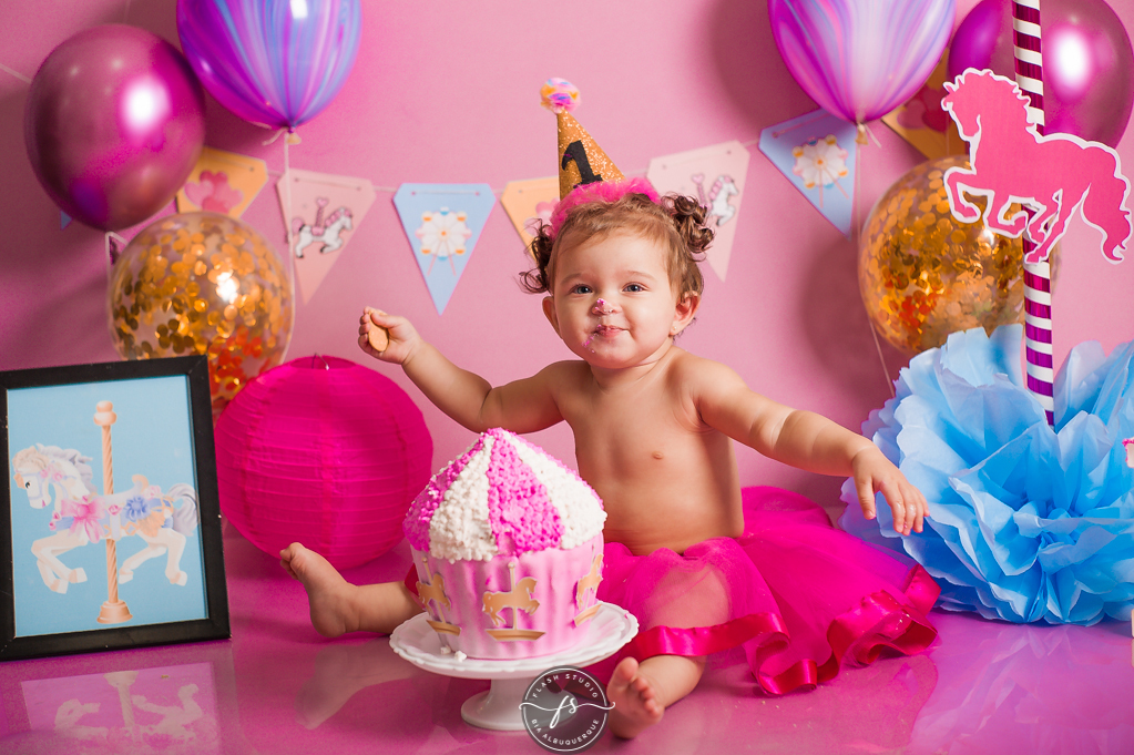 bebezinha rindo muito em cake smash/ smash the cake de carrossel, no rio de janeiro, em bangu
