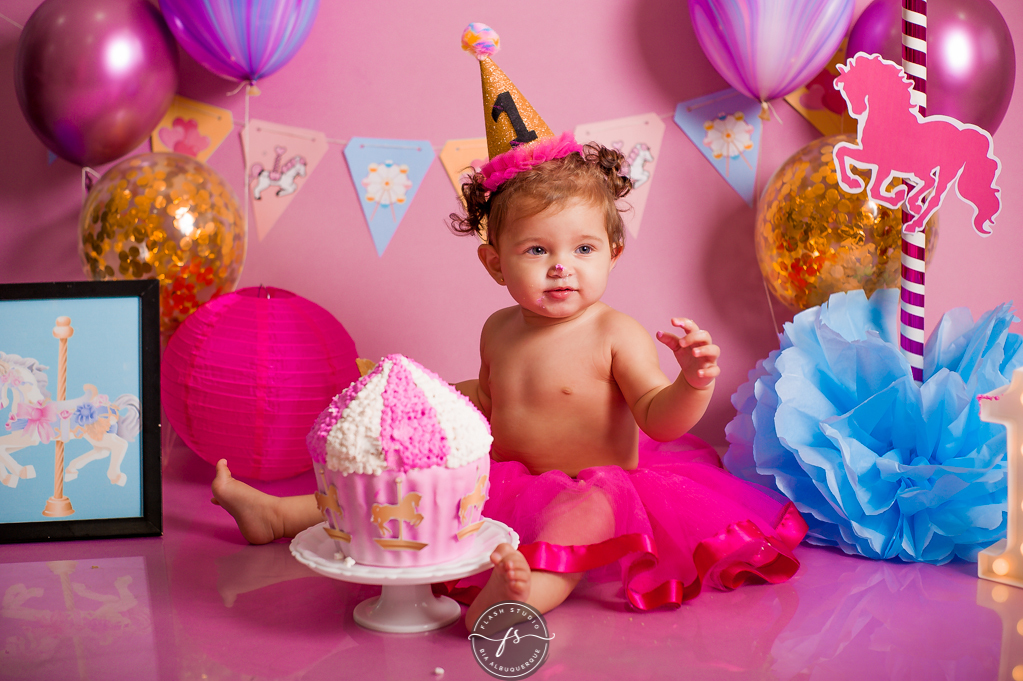 bebe se suja em cake smash/ smash the cake de carrossel, no rio de janeiro, em bangu