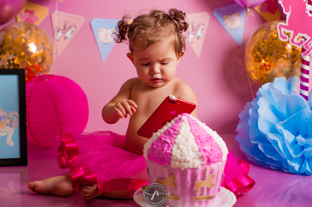 bebe com iphone em cake smash/ smash the cake de carrossel, no rio de janeiro, em bangu