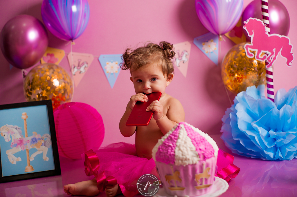 bebe comendo iphone em cake smash/ smash the cake de carrossel, no rio de janeiro, em bangu