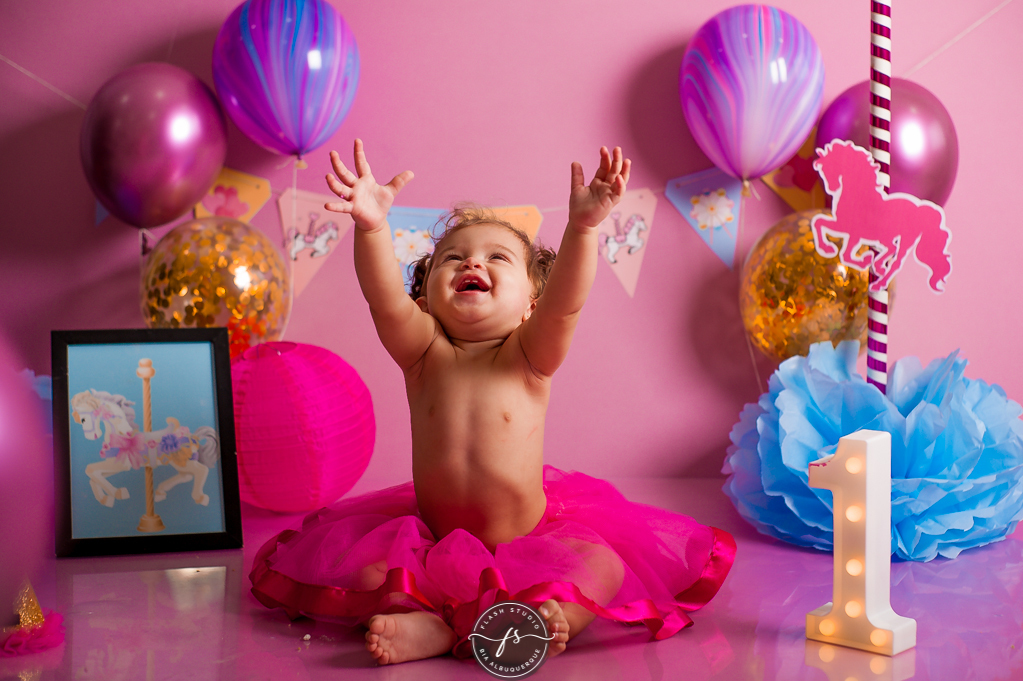 bebe de bracinho pra cima em cake smash/ smash the cake de carrossel, no rio de janeiro, em bangu