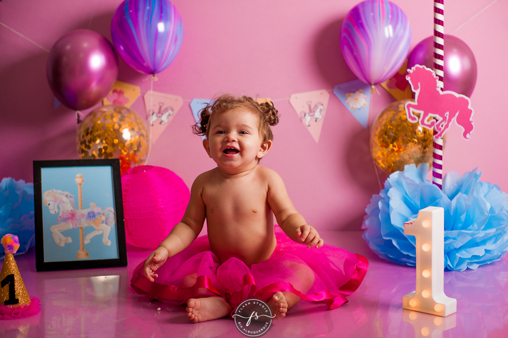 bebezinha linda em cake smash/ smash the cake de carrossel, no rio de janeiro, em bangu