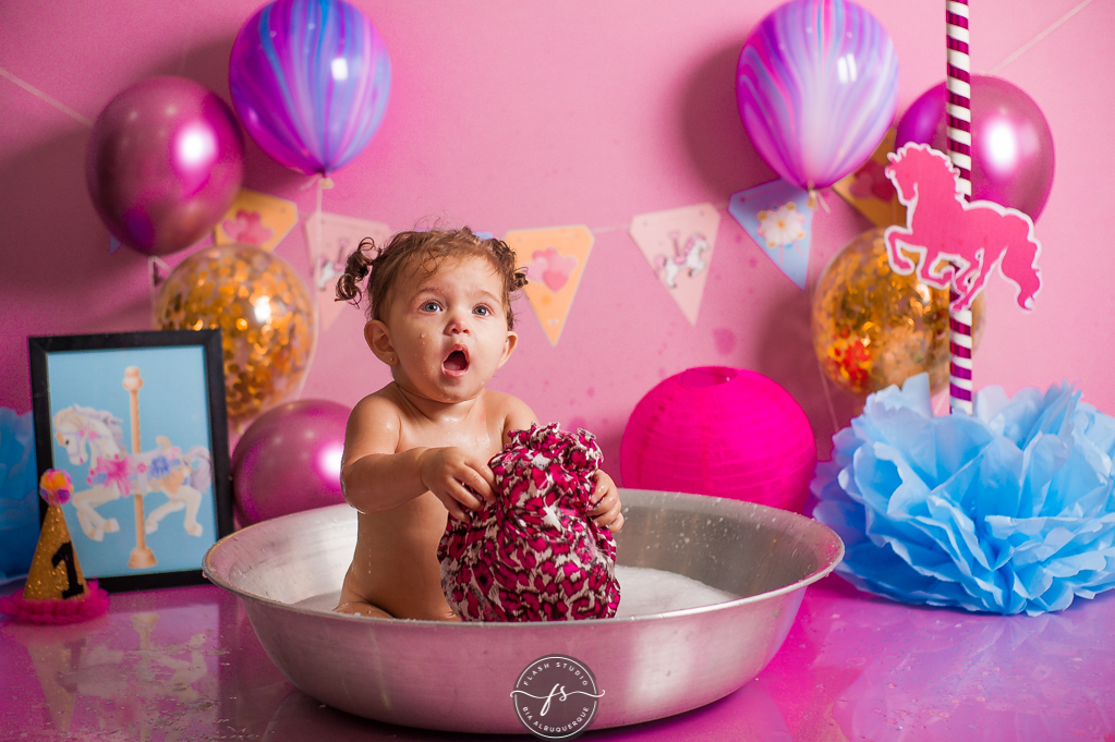 valentina na hora do banho em cake smash/ smash the cake de carrossel, no rio de janeiro, em bangu