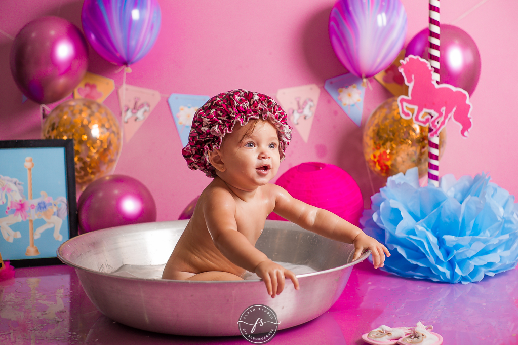 bebe na hora do banho em cake smash/ smash the cake de carrossel, no rio de janeiro, em bangu