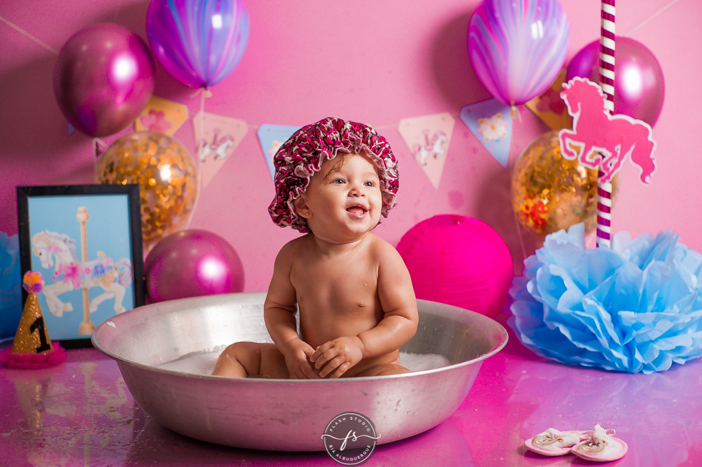bebe rindo na hora do banho em cake smash/ smash the cake de carrossel, no rio de janeiro, em bangu