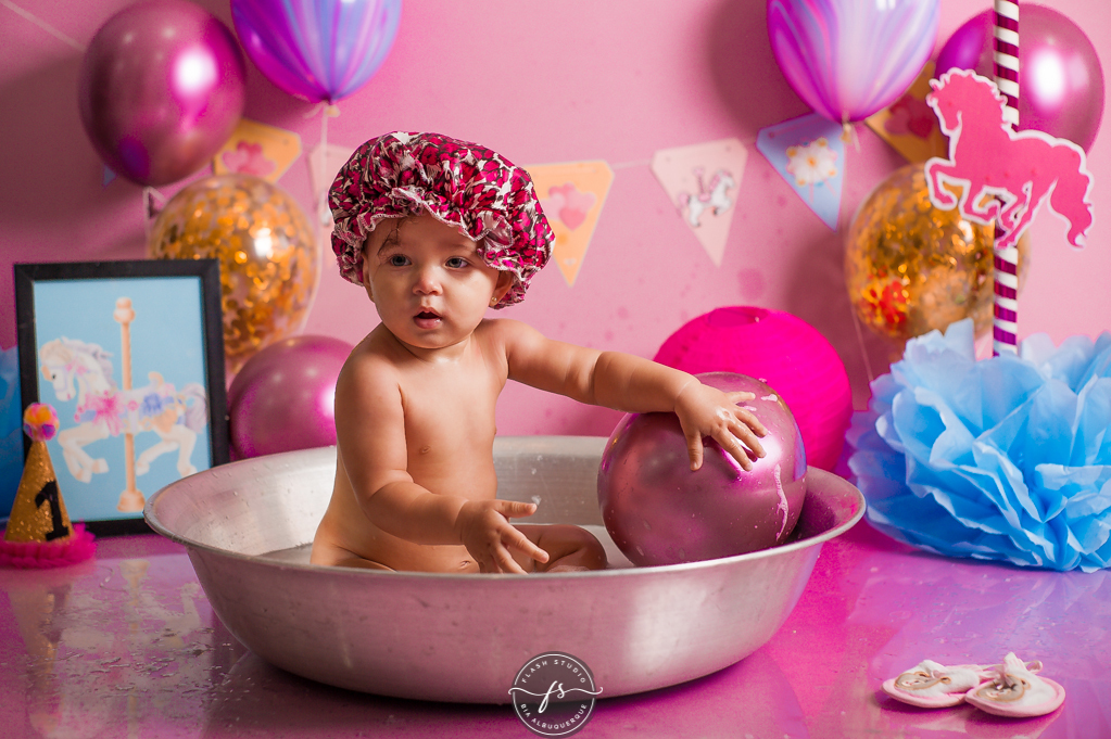 bebe de touquinha na hora do banho em cake smash/ smash the cake de carrossel, no rio de janeiro, em bangu
