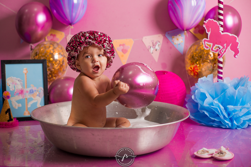 bebe com bola na hora do banho em cake smash/ smash the cake de carrossel, no rio de janeiro, em bangu