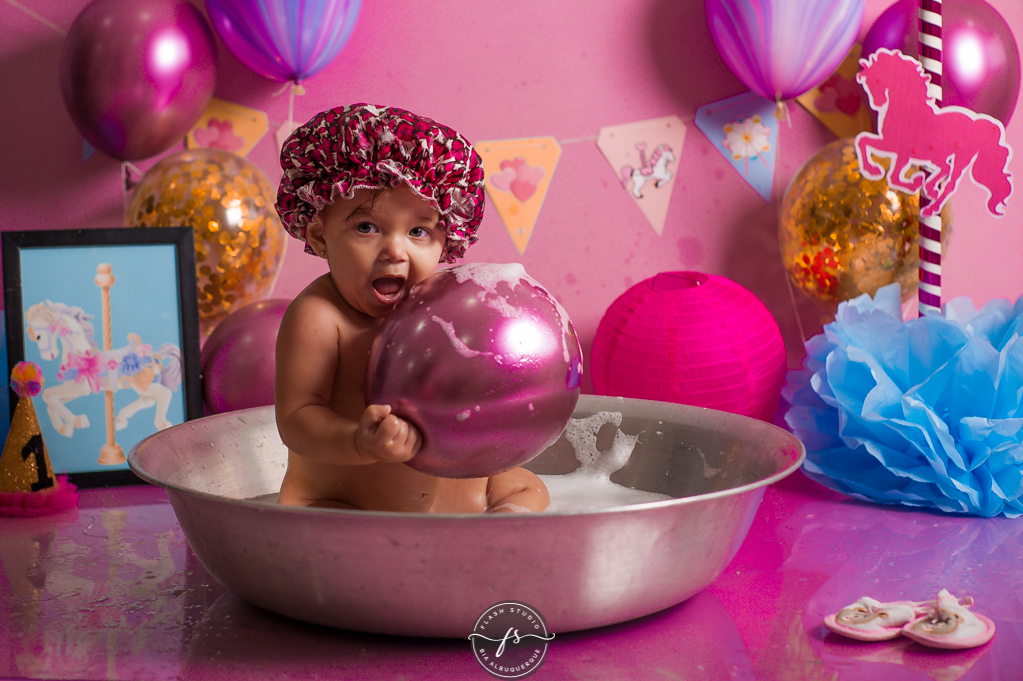 baby com bola na hora do banho em cake smash/ smash the cake de carrossel, no rio de janeiro, em bangu