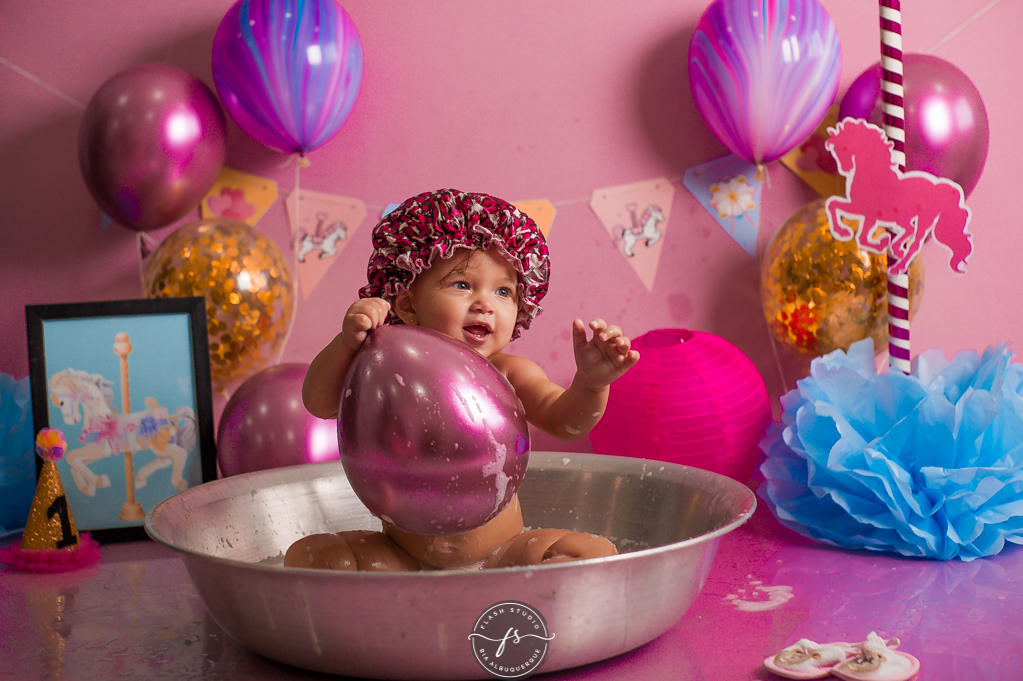 bebe brinca com bola na hora do banho em cake smash/ smash the cake de carrossel, no rio de janeiro, em bangu
